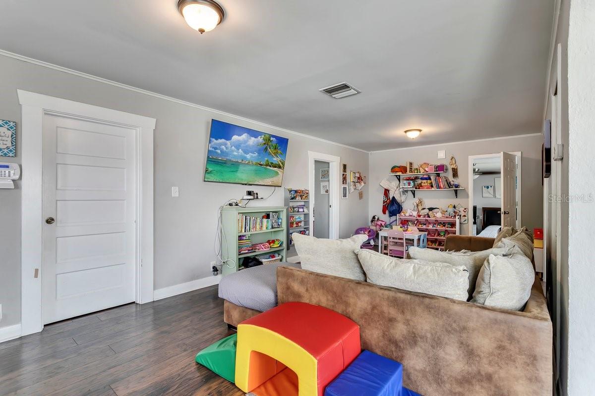 801 E LOUISIANA AVE, TAMPA, FL, 33603