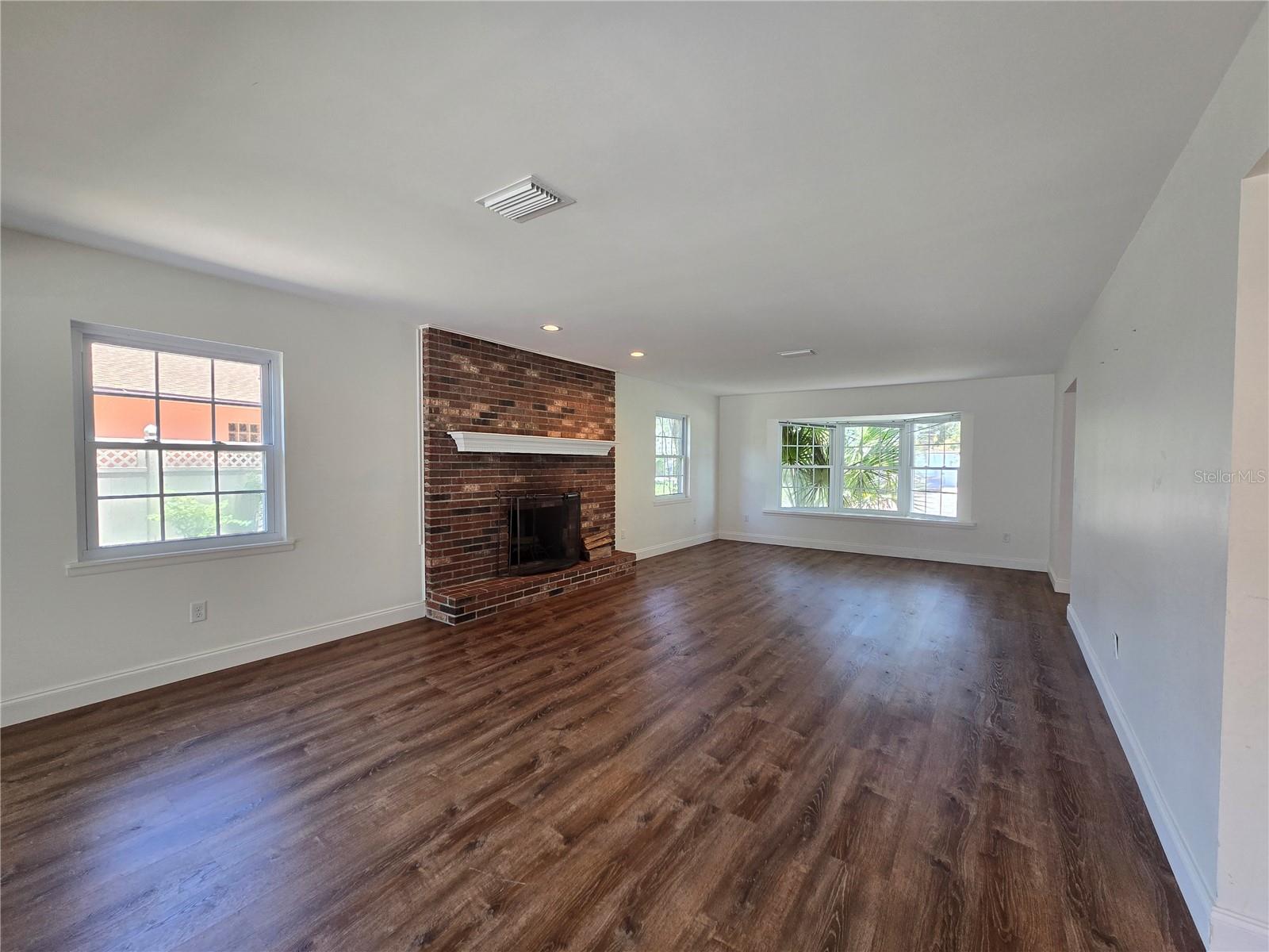 300 CYPRESS CREEK CIR, OLDSMAR, FL, 34677