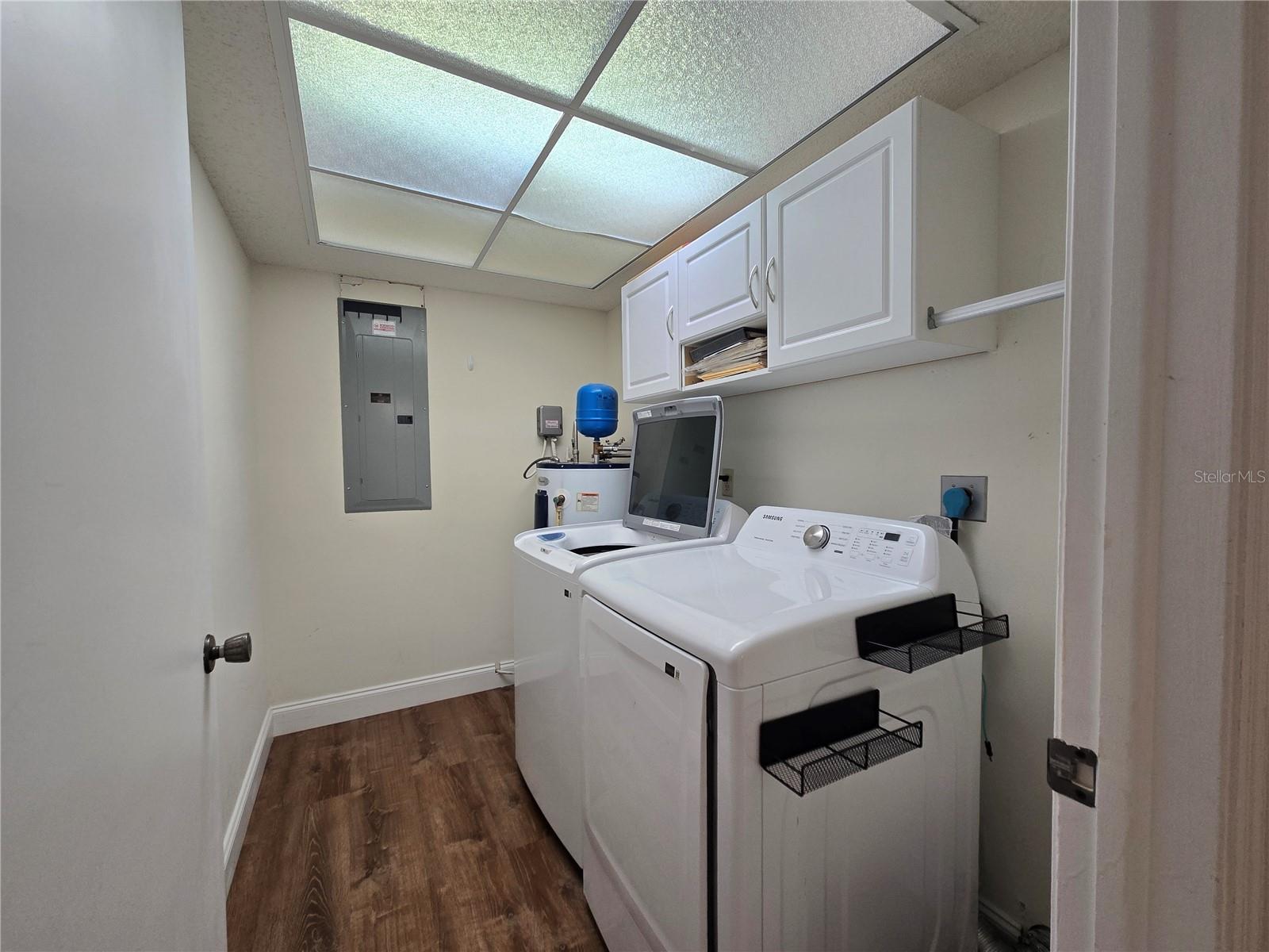 300 CYPRESS CREEK CIR, OLDSMAR, FL, 34677