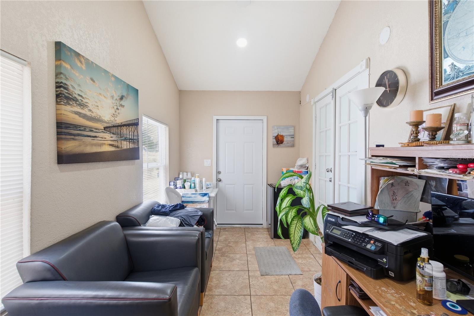 4914 HOLIDAY DR, TAMPA, FL, 33615