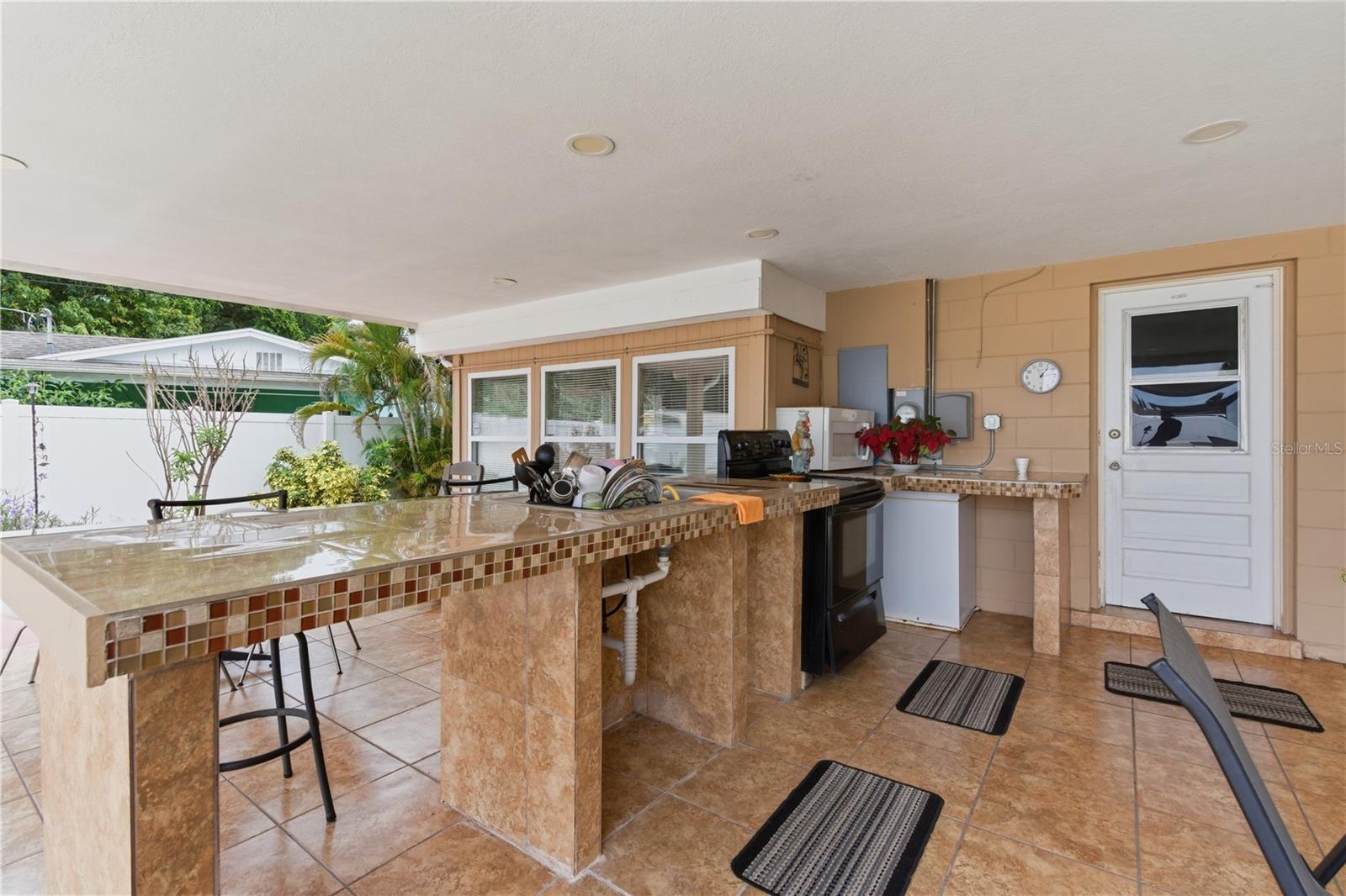 4914 HOLIDAY DR, TAMPA, FL, 33615
