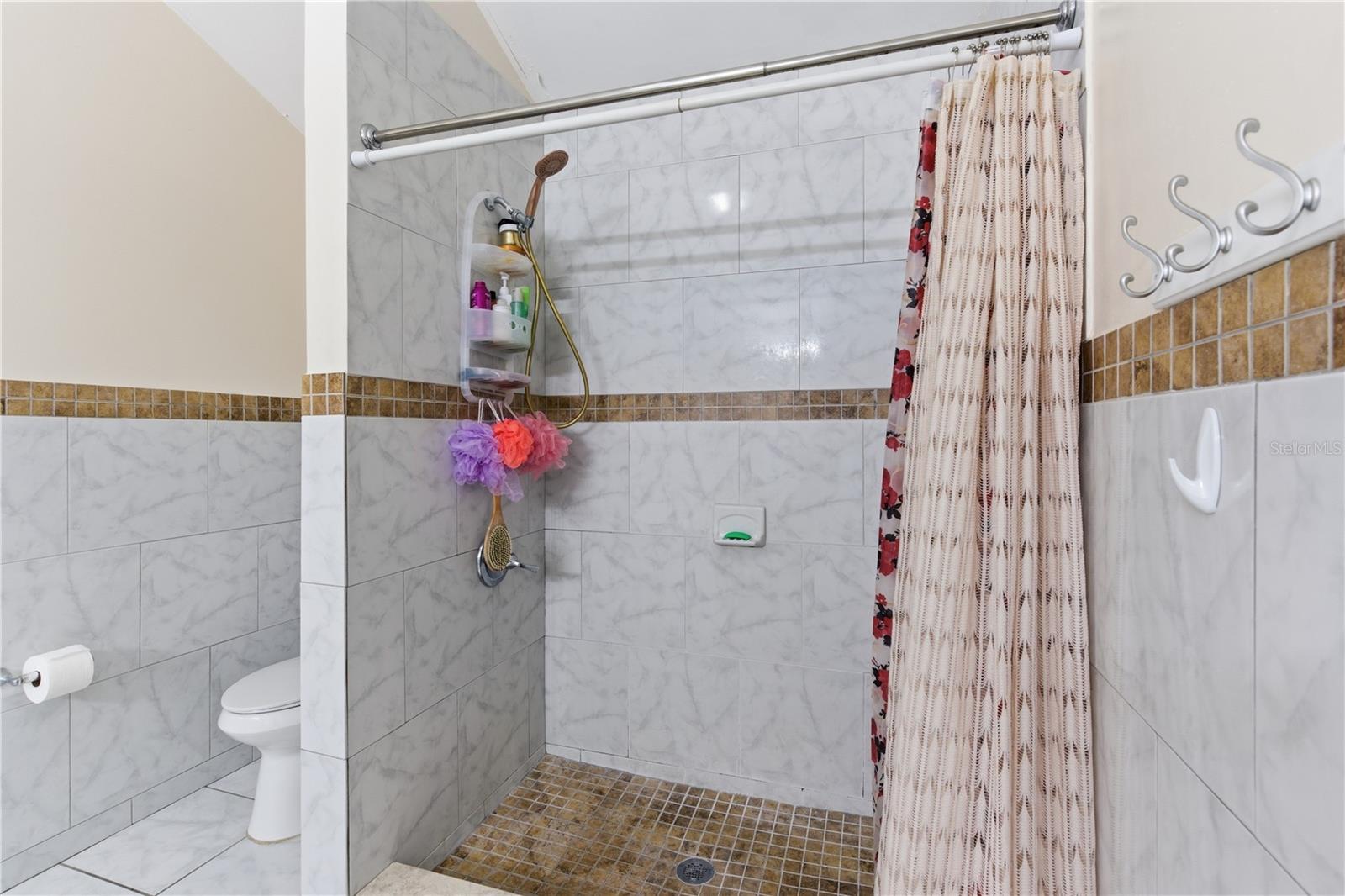4914 HOLIDAY DR, TAMPA, FL, 33615