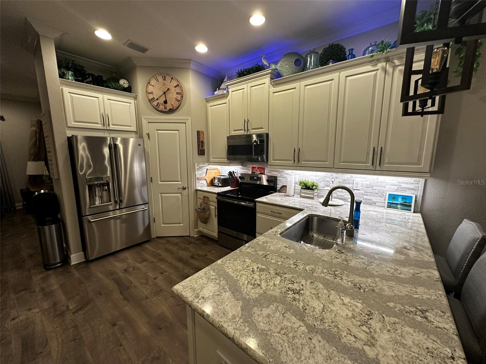 6072 MOORINGS DR S, ST PETERSBURG, FL, 33712