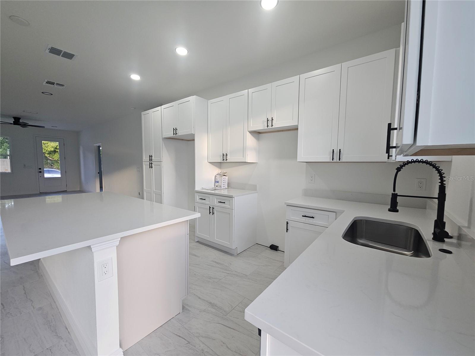 2068 DIXIE AVE, SANFORD, FL, 32771