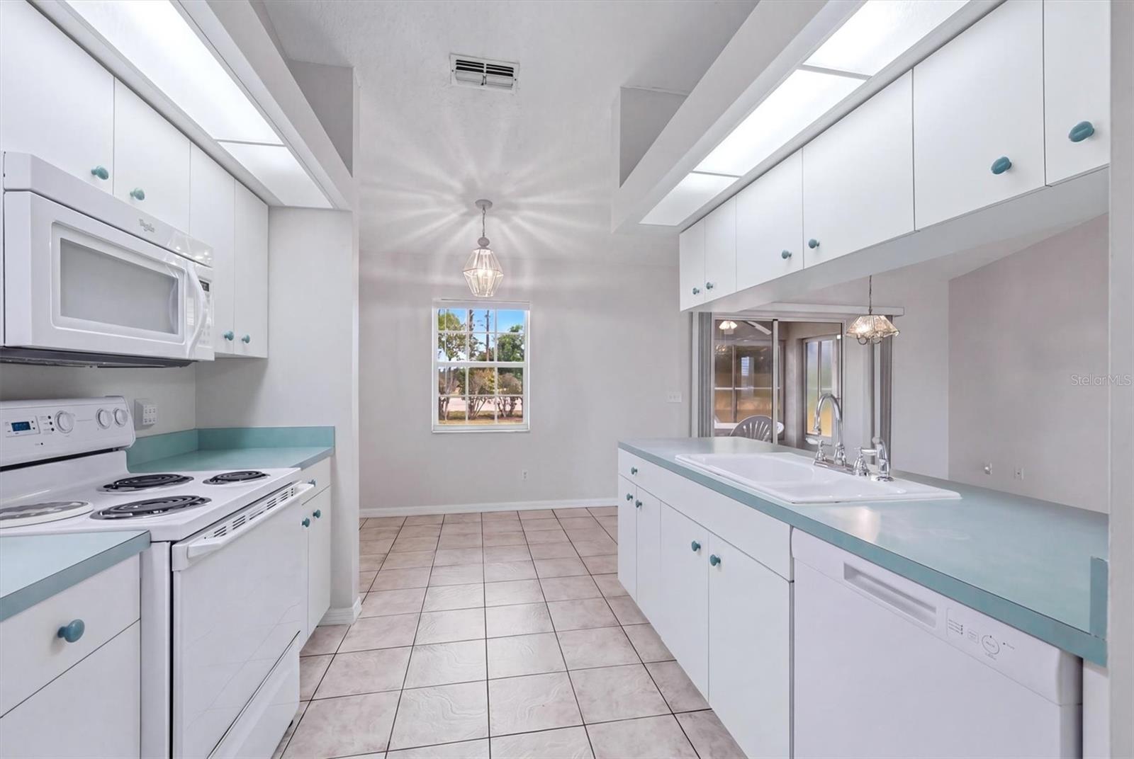 1720 COUNTRY MEADOWS DR, SARASOTA, FL, 34235