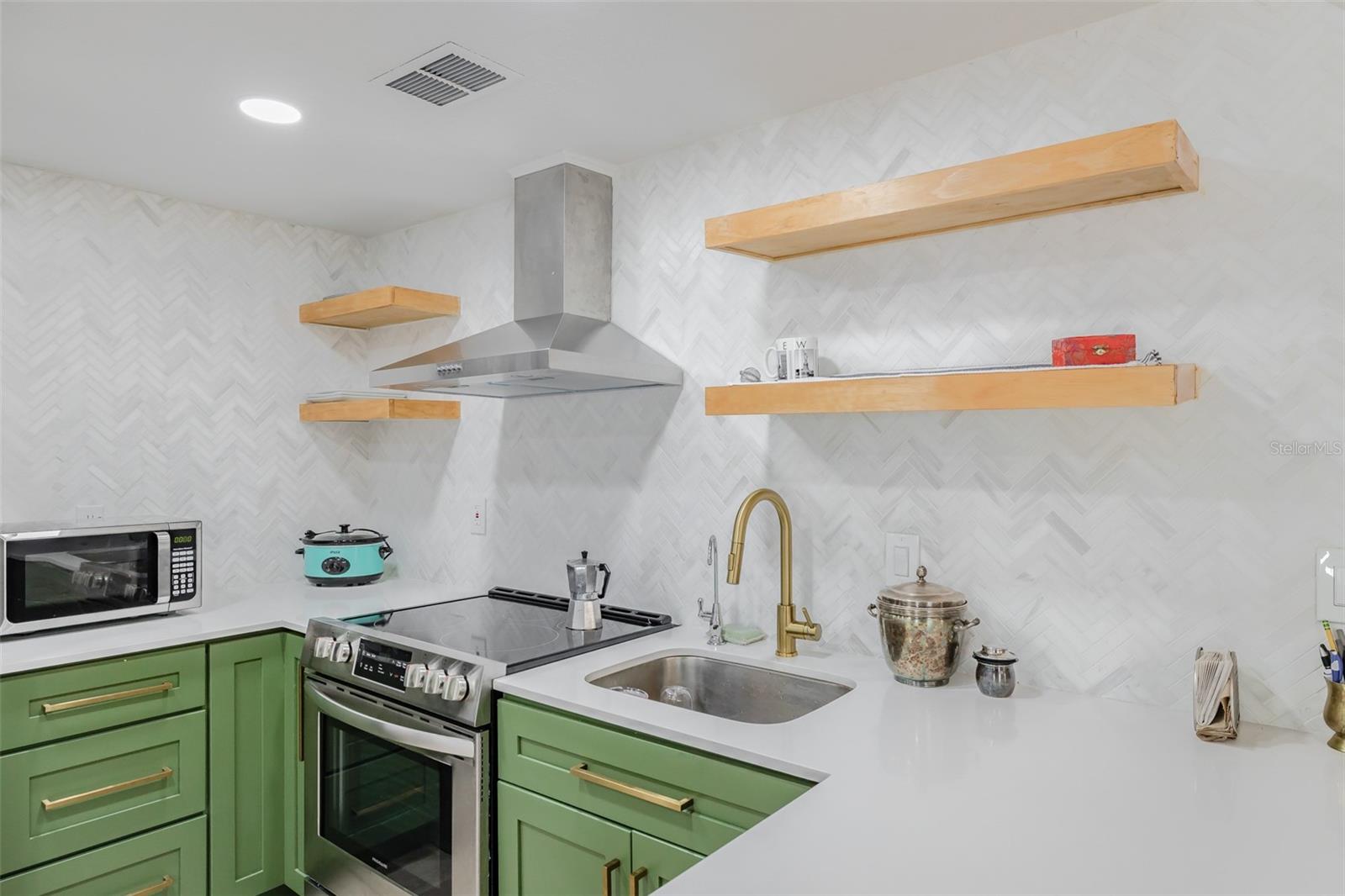 8705 N HIGHLAND AVE, TAMPA, FL, 33604