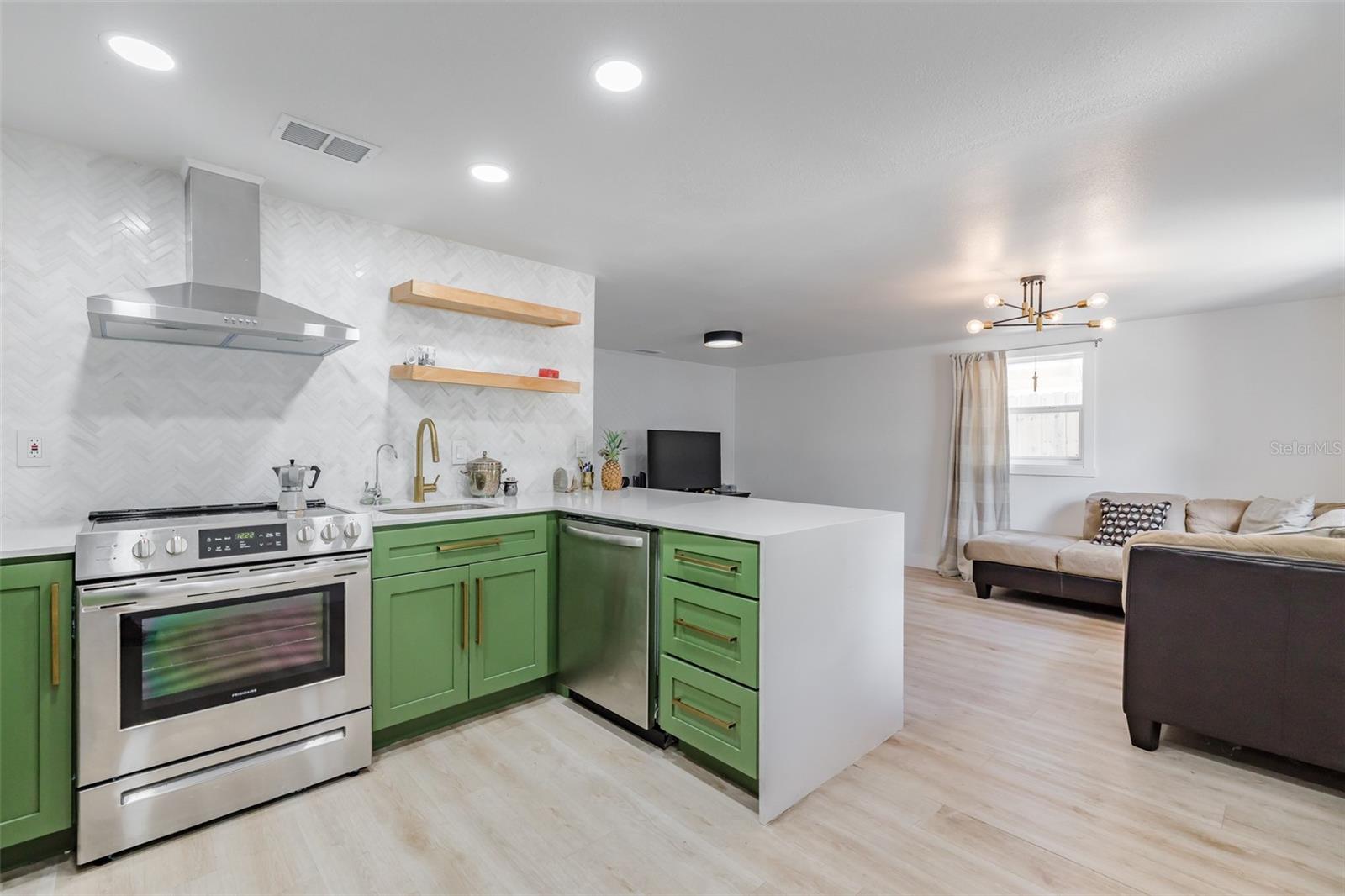 8705 N HIGHLAND AVE, TAMPA, FL, 33604