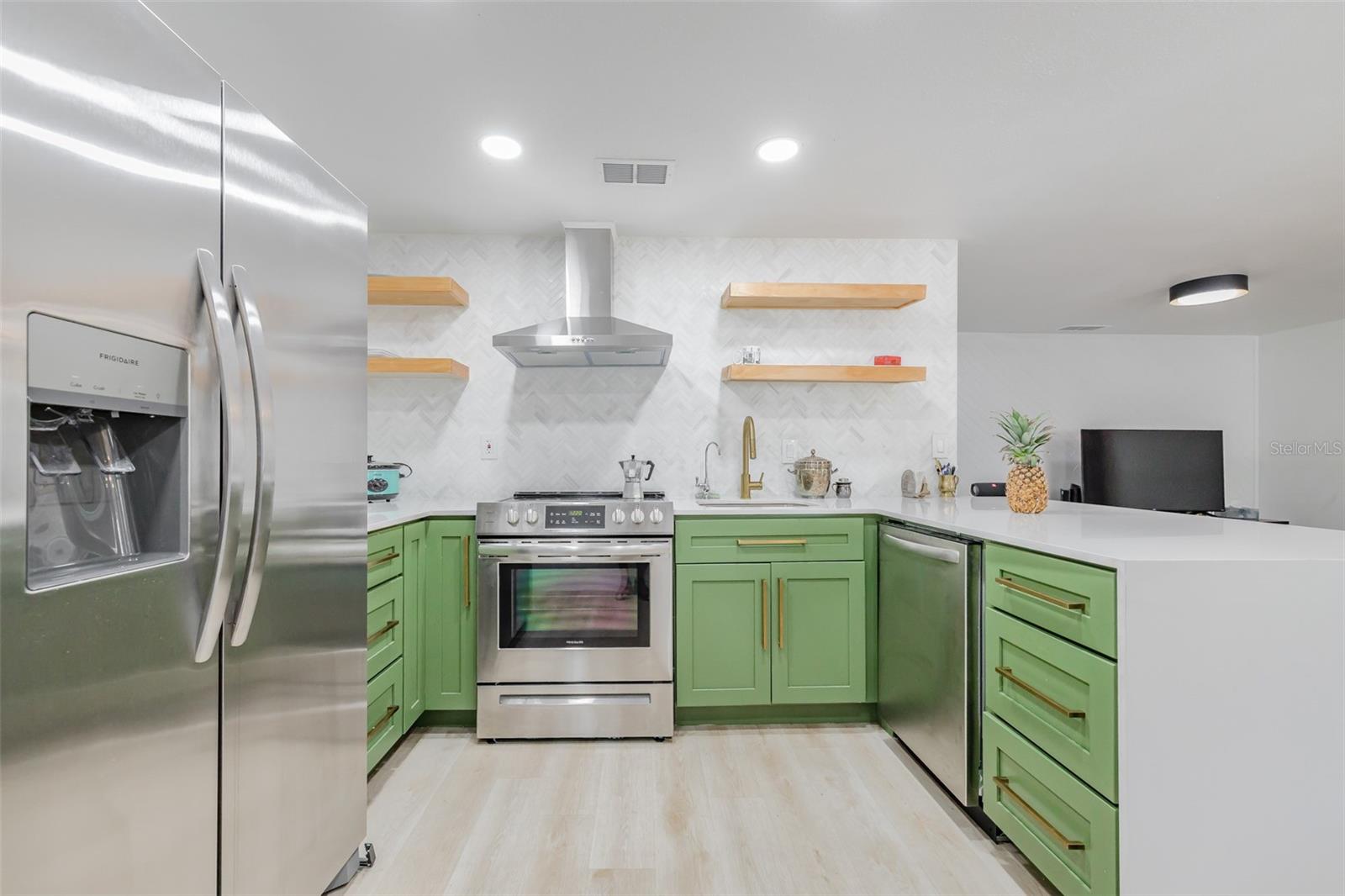 8705 N HIGHLAND AVE, TAMPA, FL, 33604