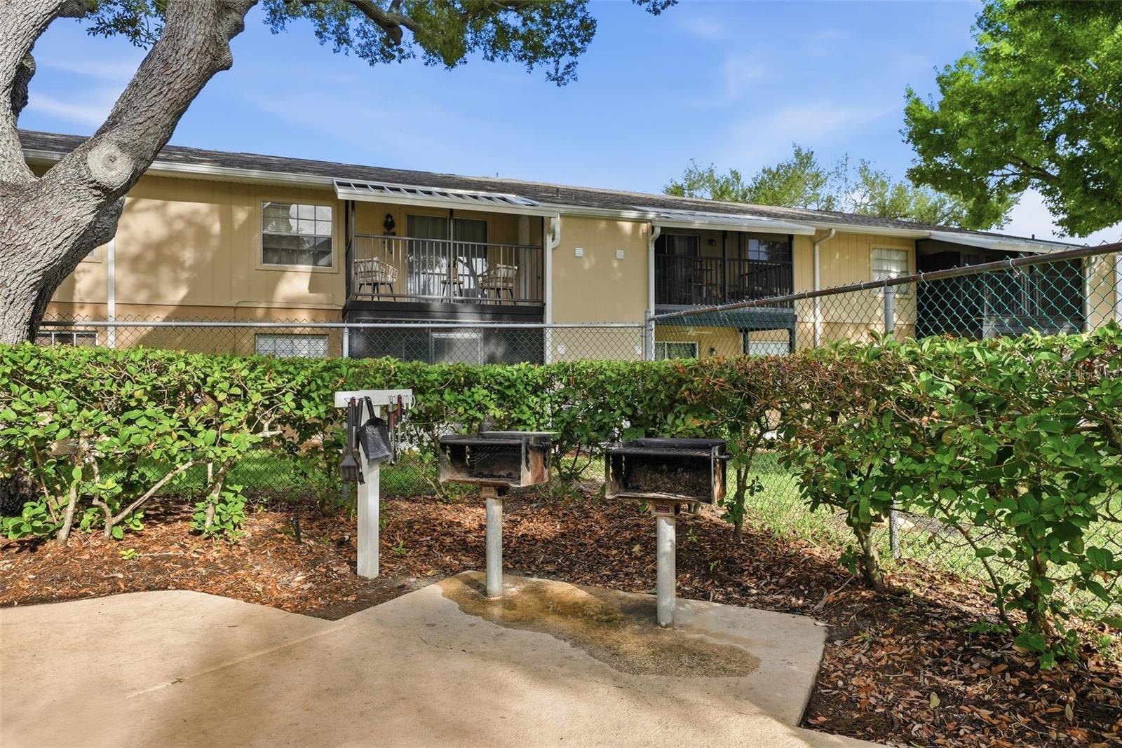 3821 N OAK DR #J21, TAMPA, FL, 33611