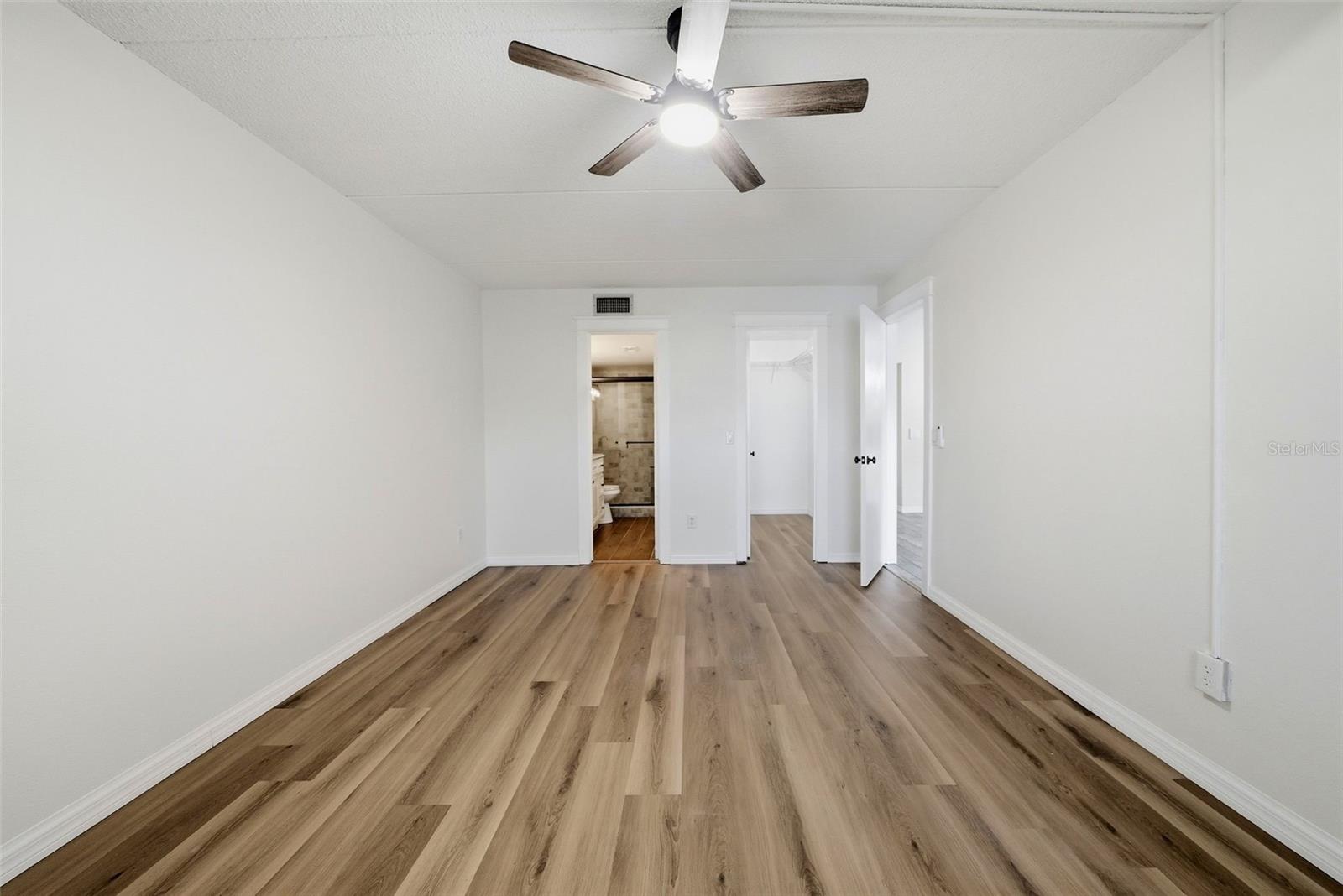 3821 N OAK DR #J21, TAMPA, FL, 33611