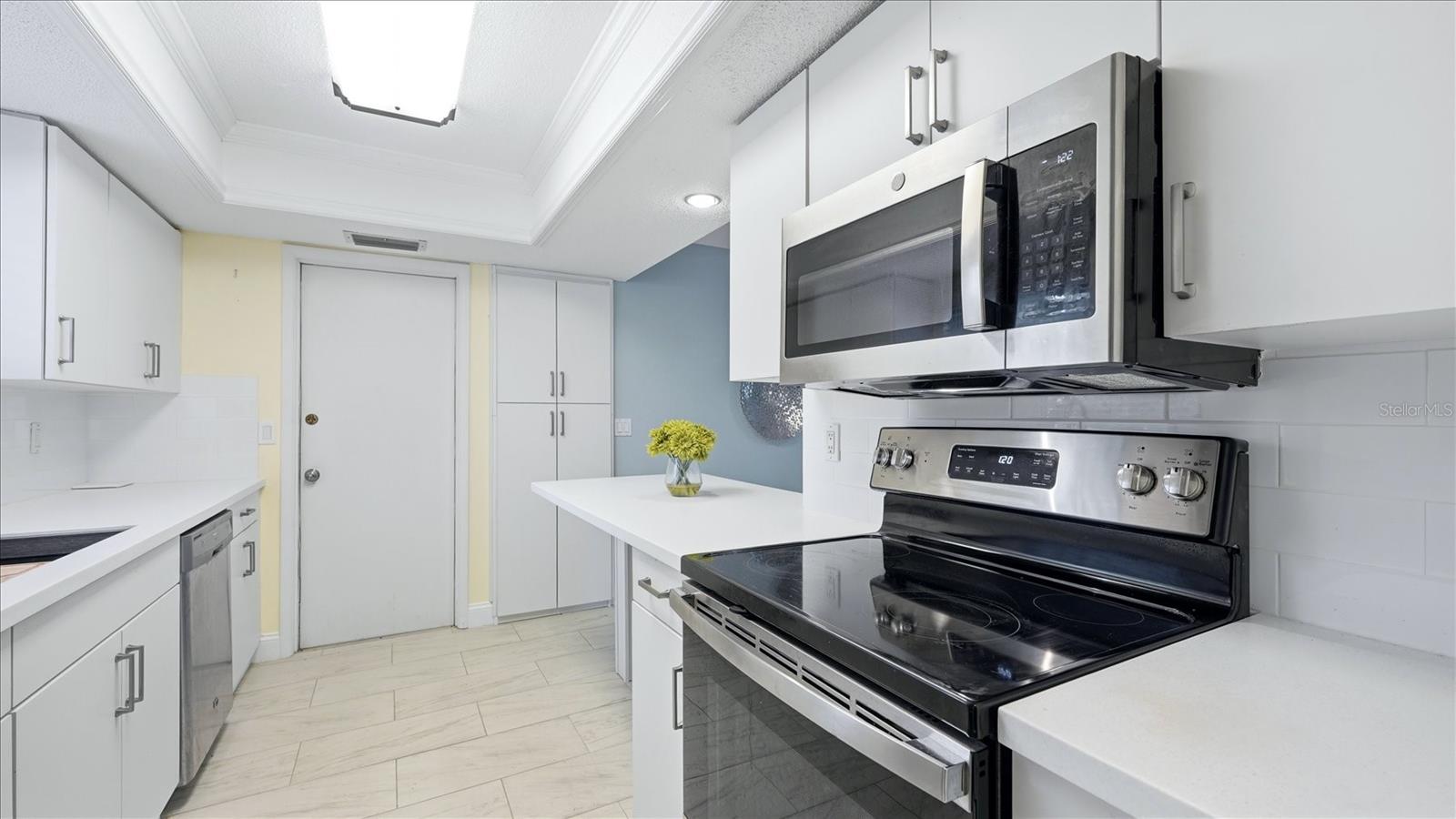 6233 ROCKEFELLER AVE, SARASOTA, FL, 34231