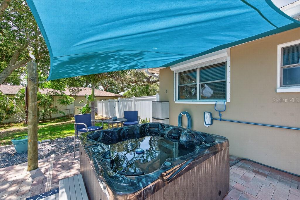 14728 BAY DR, LARGO, FL, 33774