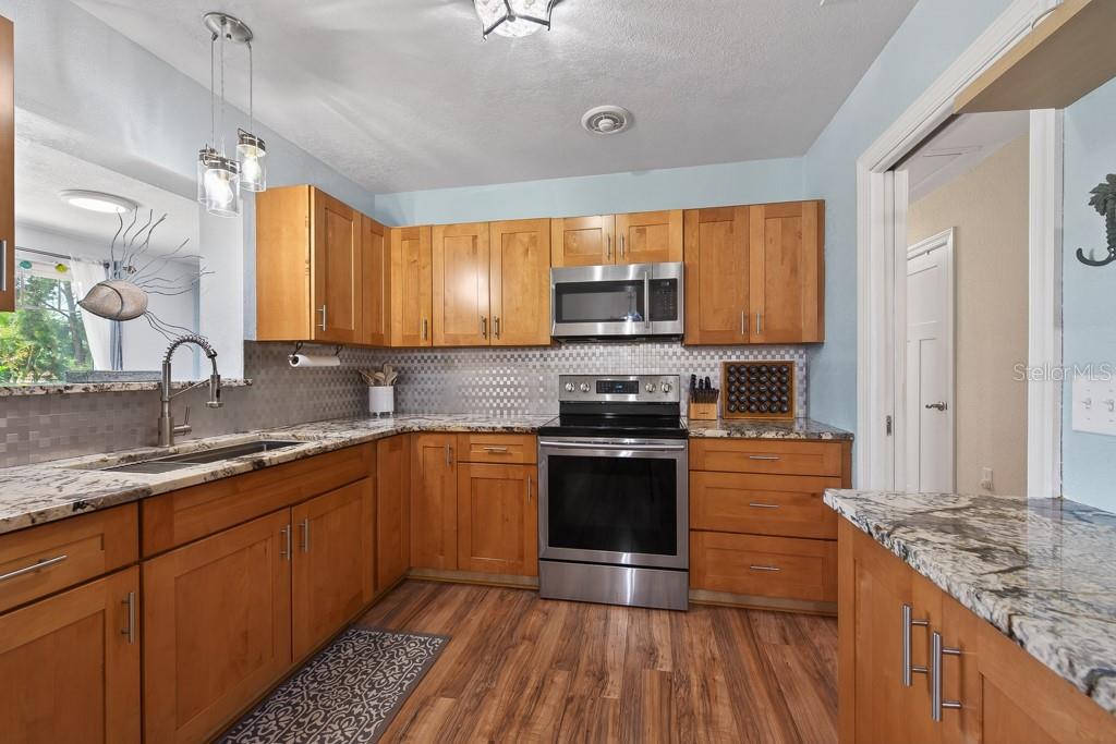 14728 BAY DR, LARGO, FL, 33774