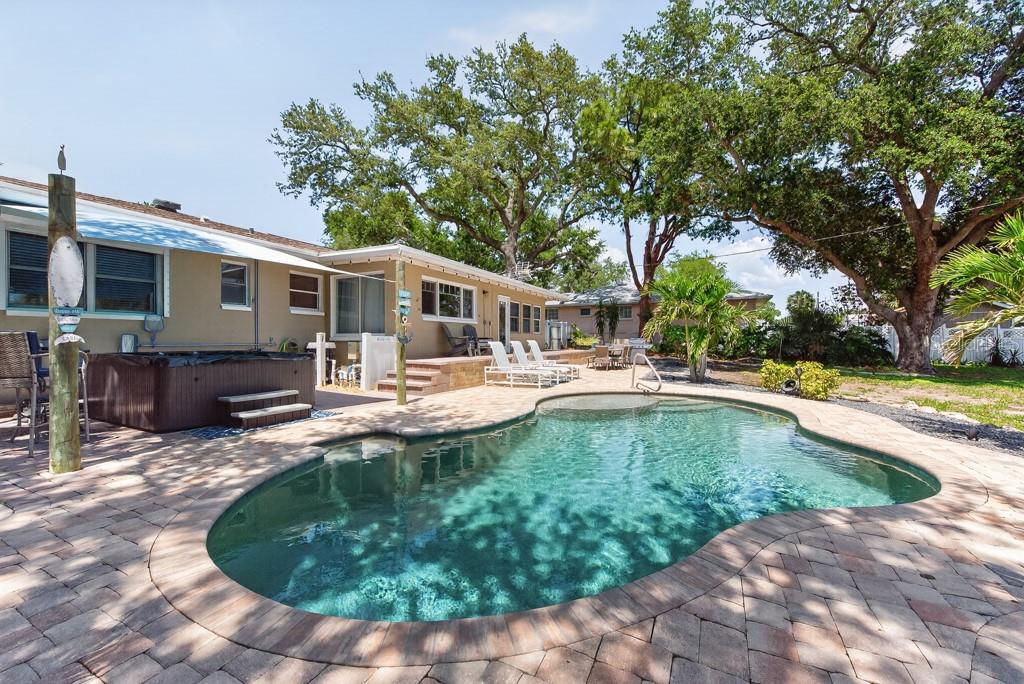 14728 BAY DR, LARGO, FL, 33774