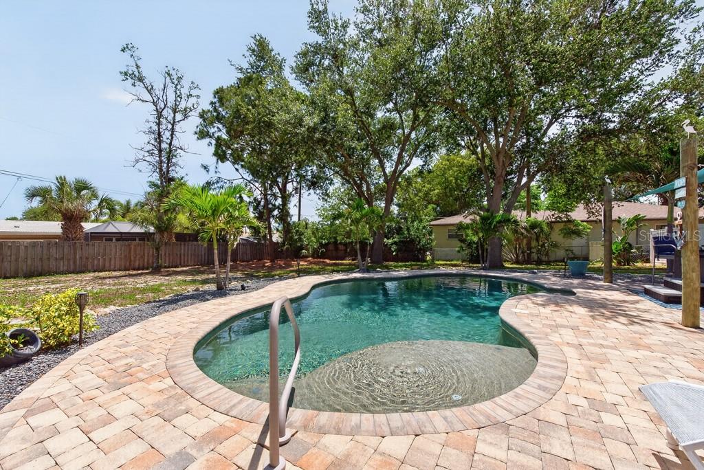 14728 BAY DR, LARGO, FL, 33774