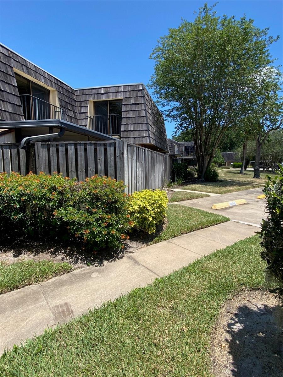 1004 ROYAL OAK BLVD, LEESBURG, FL, 34748