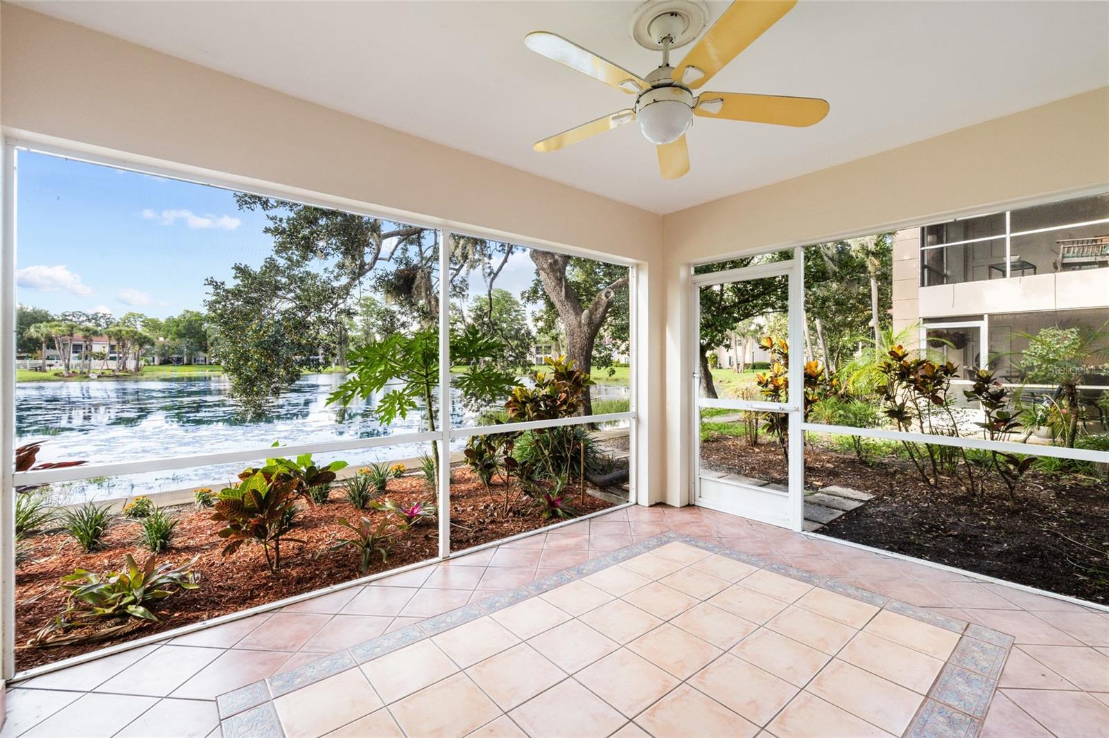 10360 CARROLLWOOD LN #212, TAMPA, FL, 33618