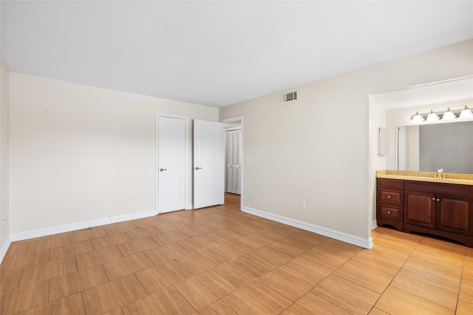 10360 CARROLLWOOD LN #212, TAMPA, FL, 33618