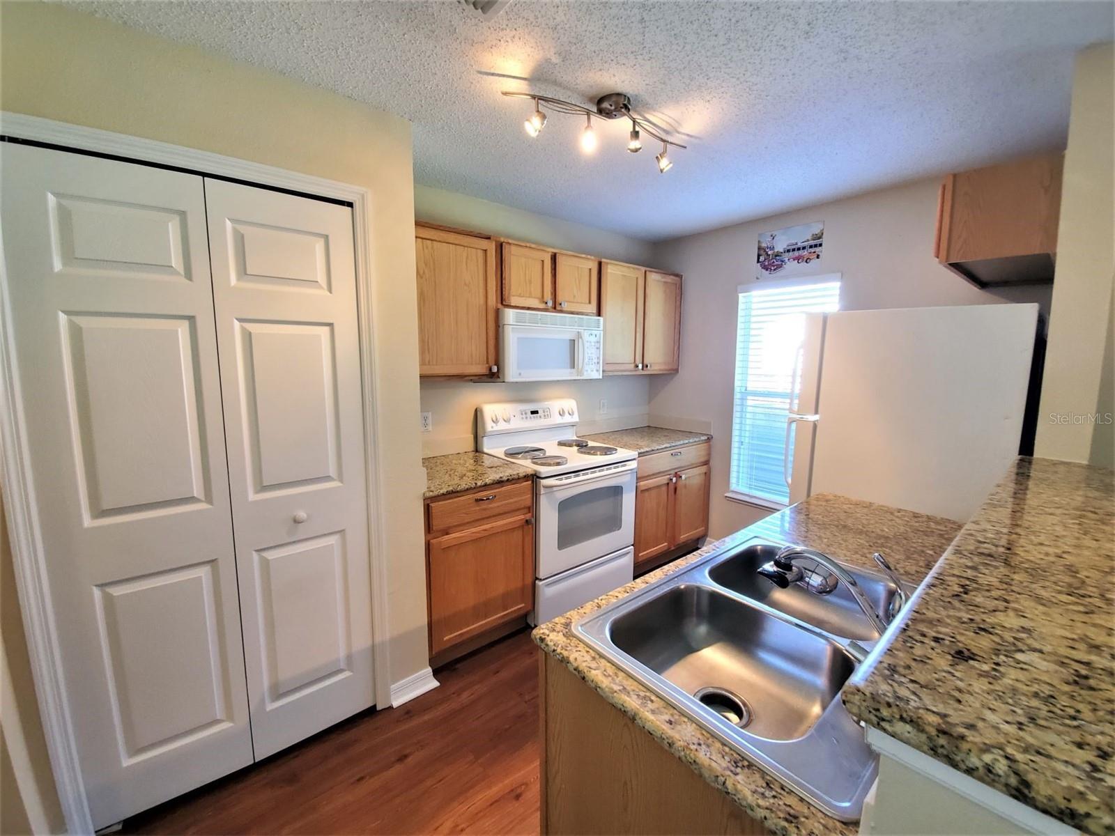 9870 ASHBURN LAKE DR, TAMPA, FL, 33610