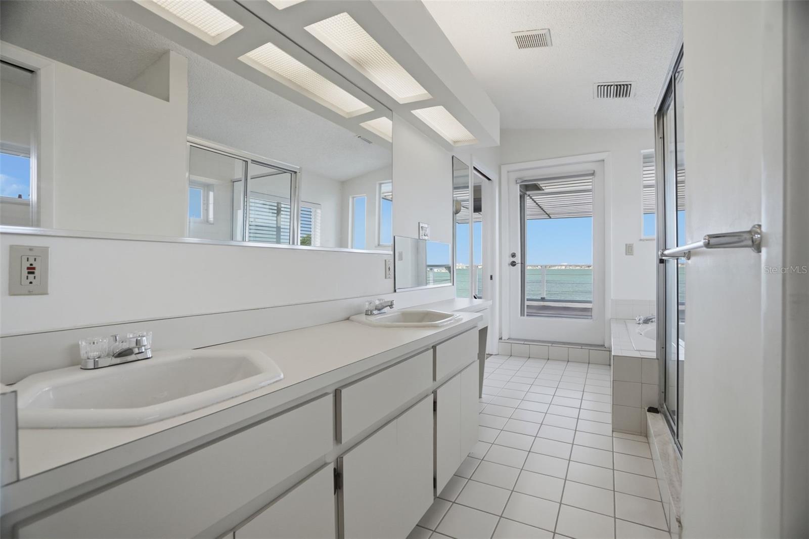 1832 VENETIAN POINT DR, CLEARWATER, FL, 33755