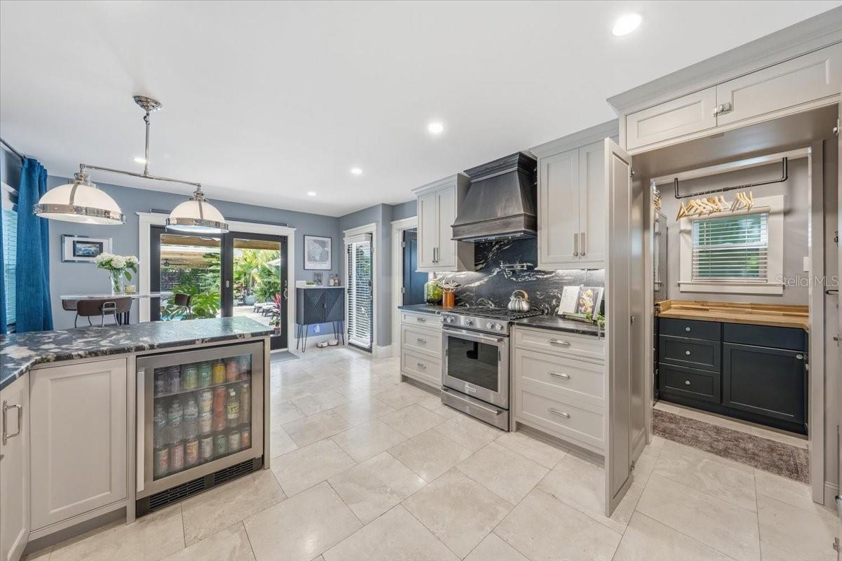 2450 BURLINGTON AVE N, ST PETERSBURG, FL, 33713