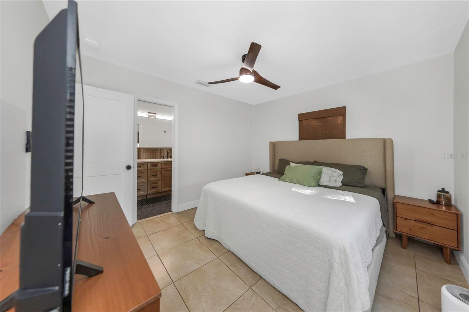 908 W CANDLEWOOD AVE, TAMPA, FL, 33603