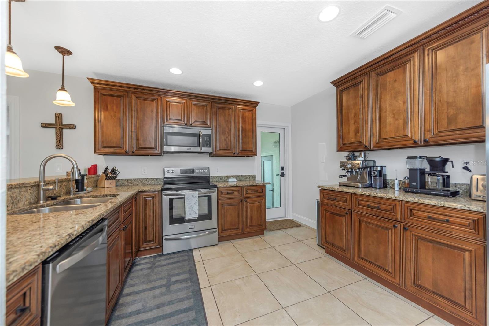 908 W CANDLEWOOD AVE, TAMPA, FL, 33603