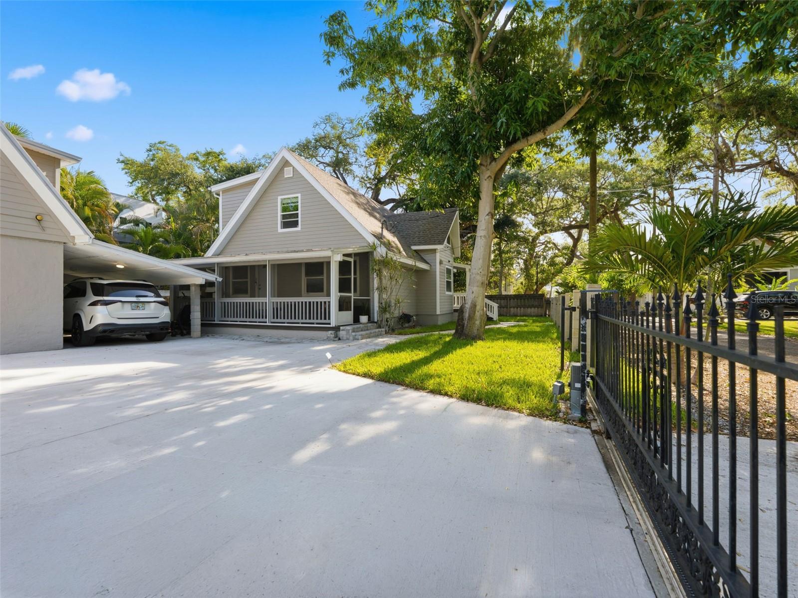 2607 W WYOMING AVE, TAMPA, FL, 33611