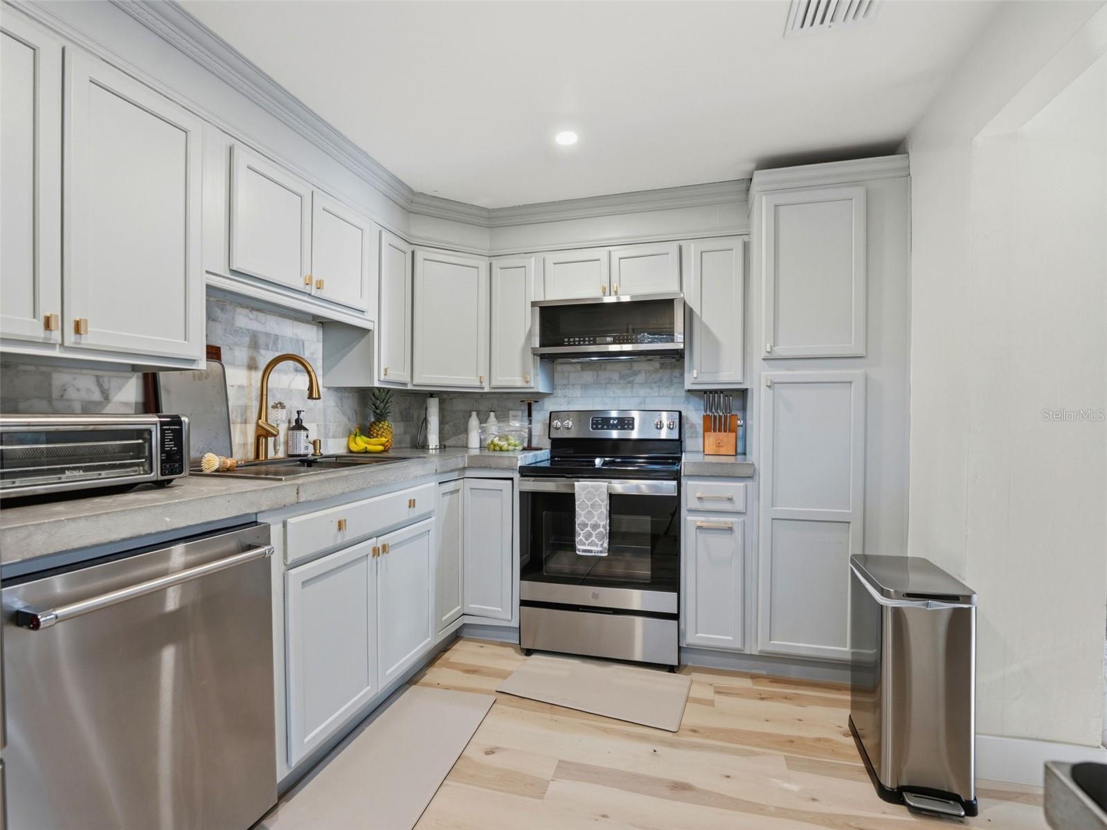 2607 W WYOMING AVE, TAMPA, FL, 33611