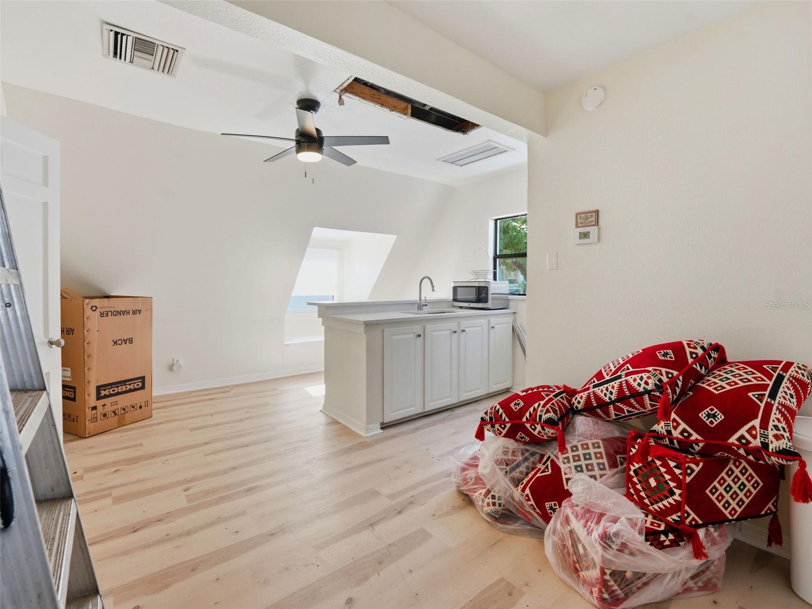2607 W WYOMING AVE, TAMPA, FL, 33611