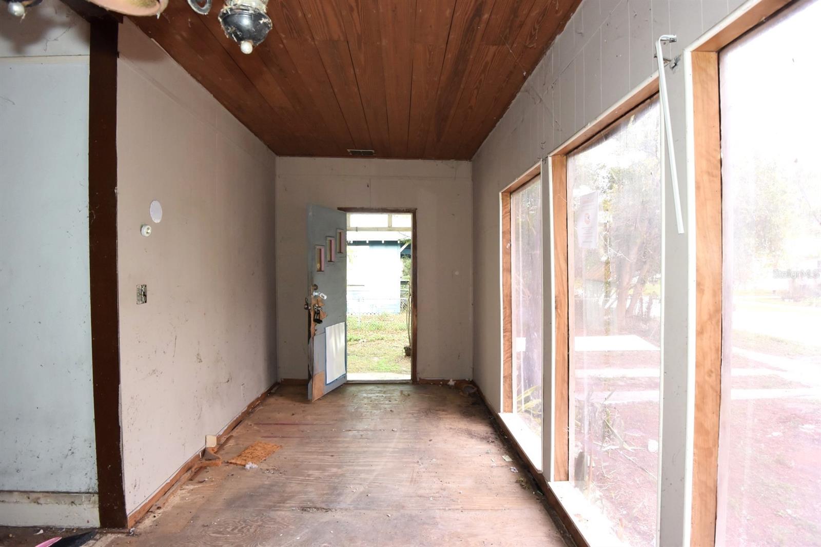 111 W POWHATAN AVE, TAMPA, FL, 33604