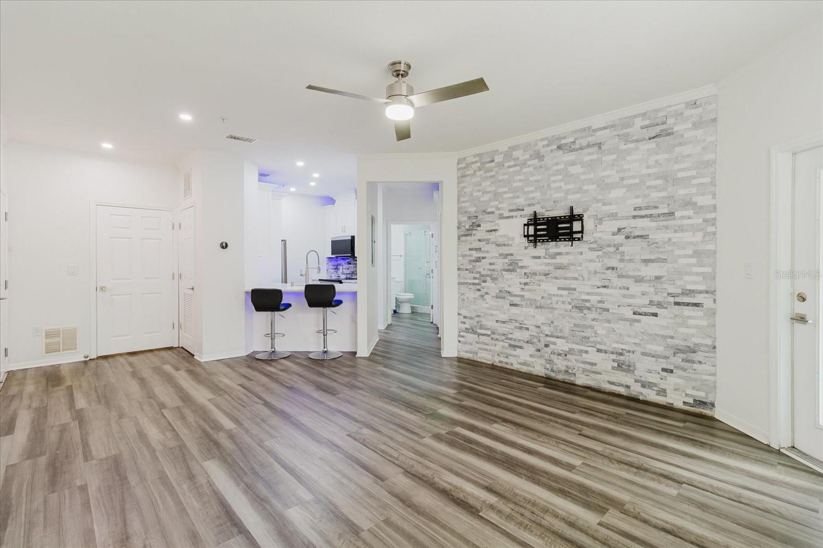10019 COURTNEY PALMS BLVD #101, TAMPA, FL, 33619