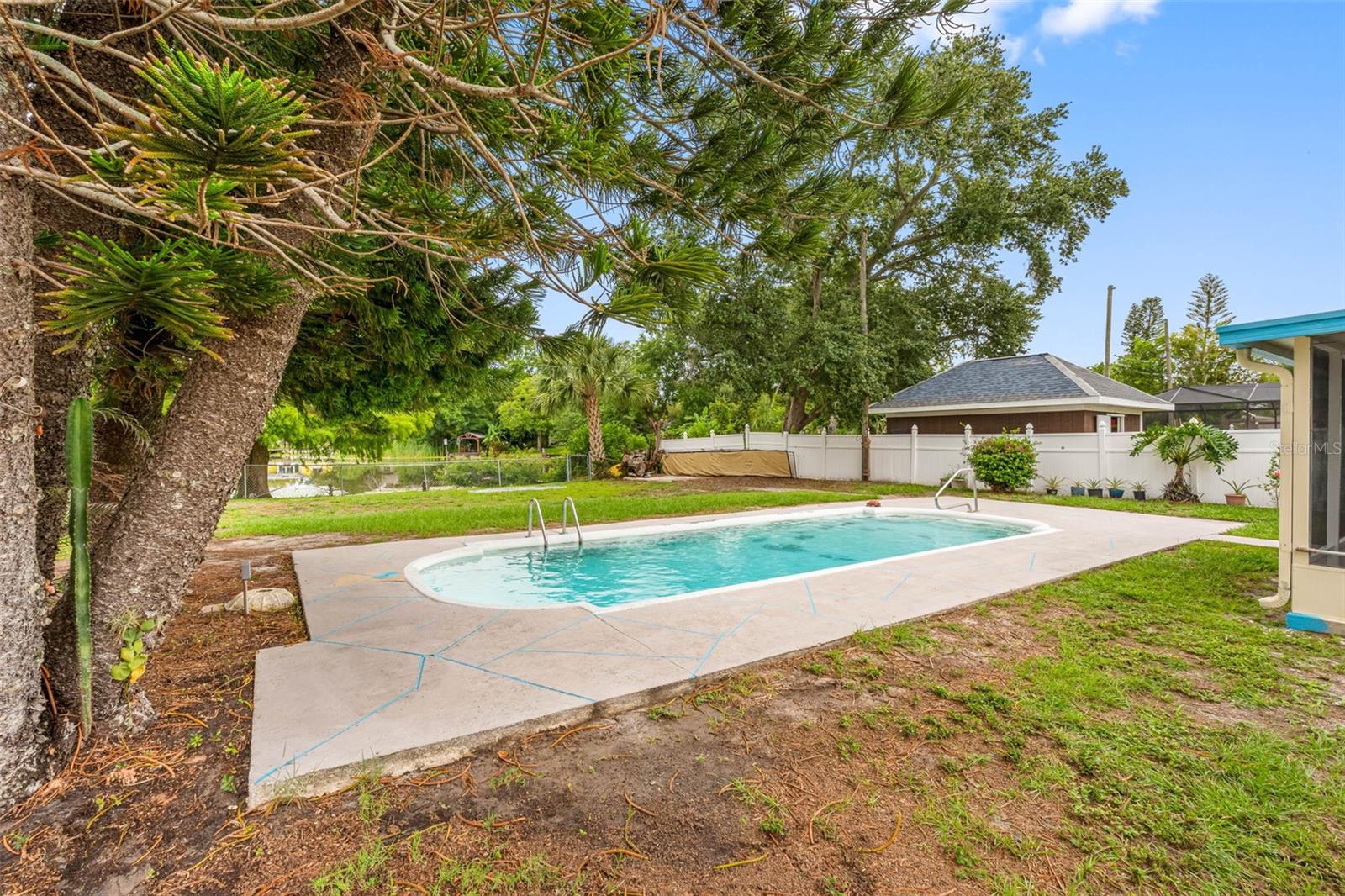 126 W GRAPEFRUIT CIR, CLEARWATER, FL, 33759