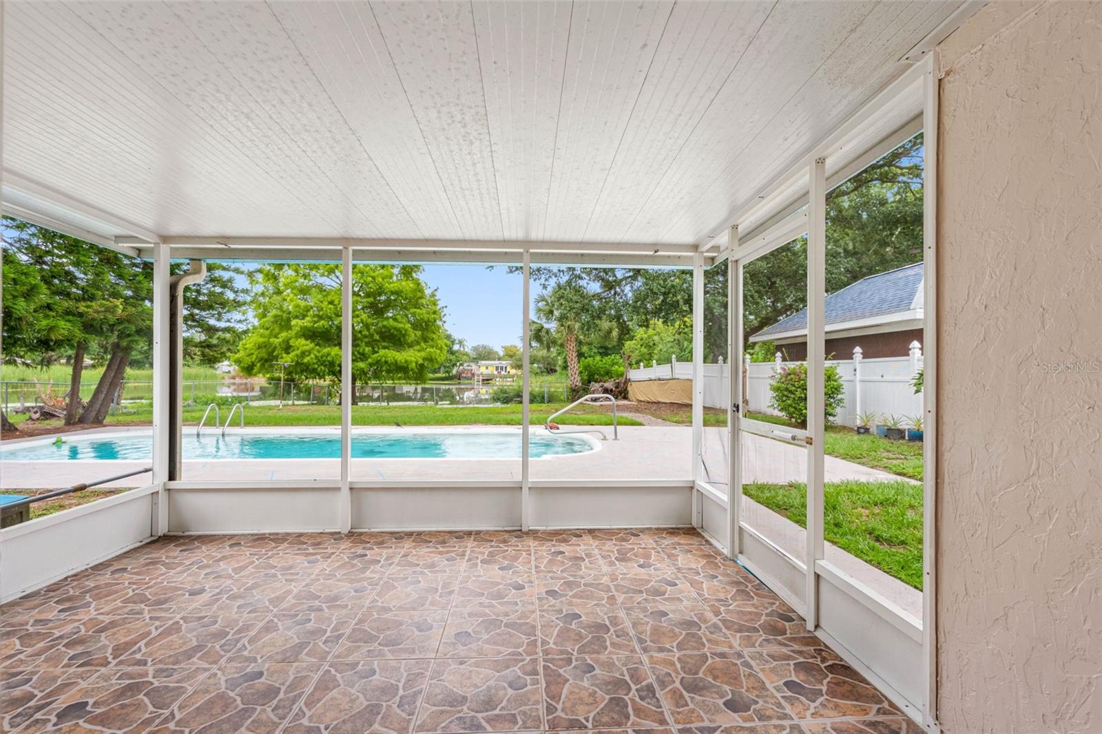 126 W GRAPEFRUIT CIR, CLEARWATER, FL, 33759