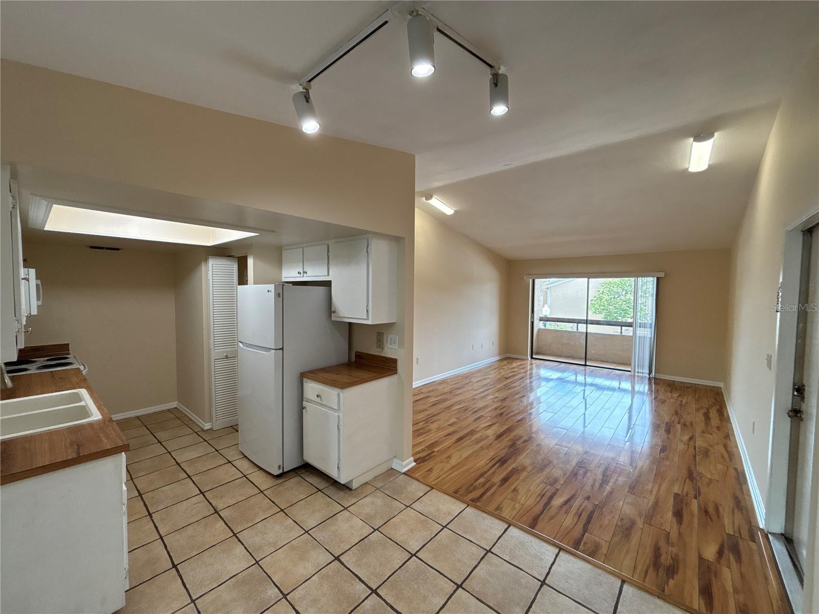 5169 VINELAND RD #B208, ORLANDO, FL, 32811