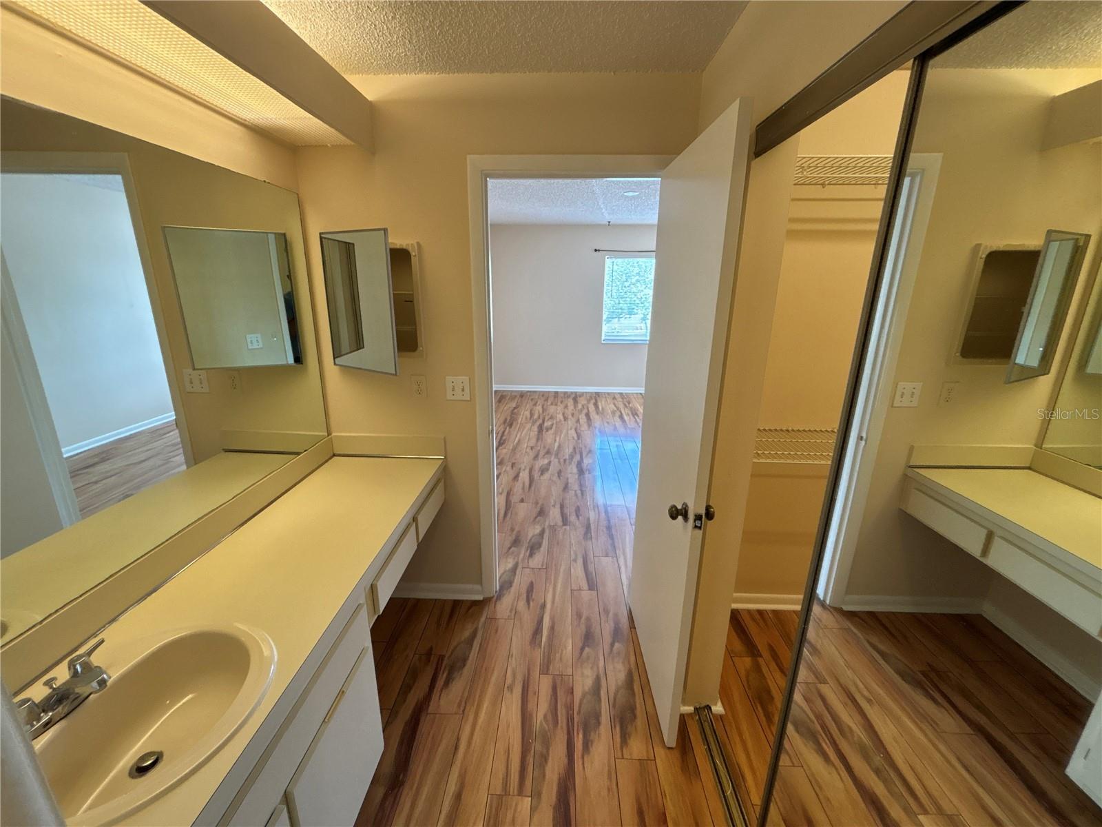 5169 VINELAND RD #B208, ORLANDO, FL, 32811