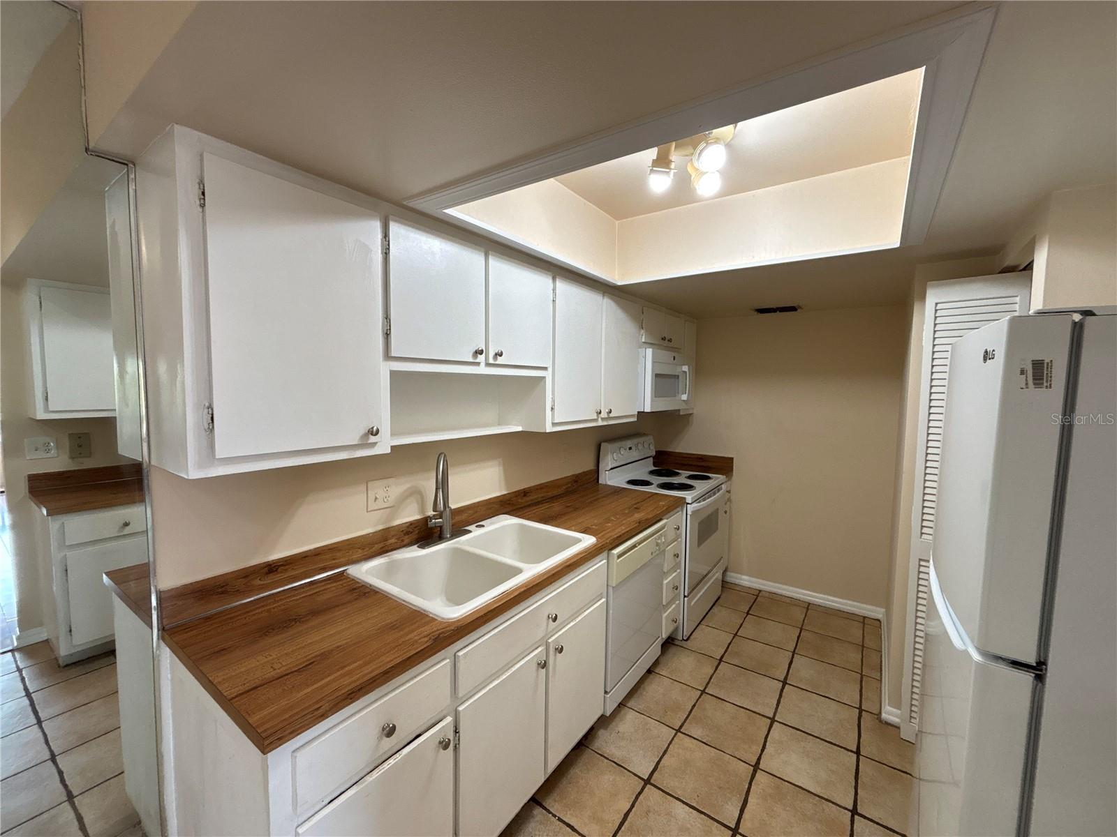 5169 VINELAND RD #B208, ORLANDO, FL, 32811