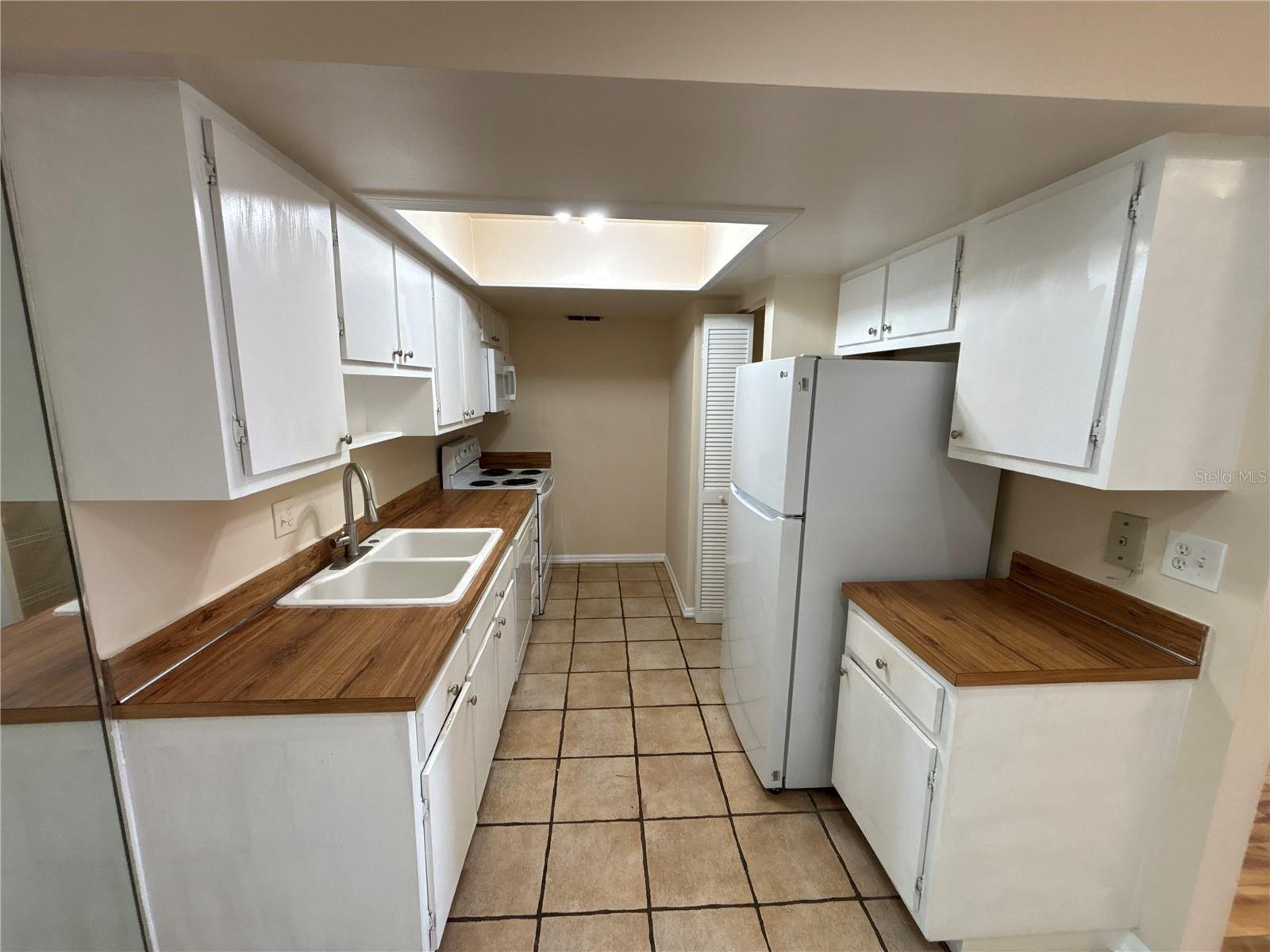 5169 VINELAND RD #B208, ORLANDO, FL, 32811