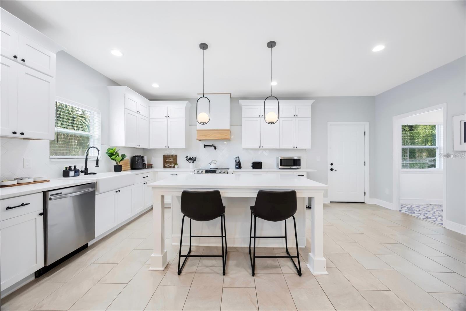 707 N DISSTON AVE, TARPON SPRINGS, FL, 34689