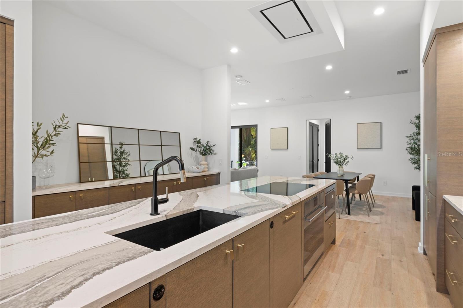 98 W DAVIS BLVD, TAMPA, FL, 33606