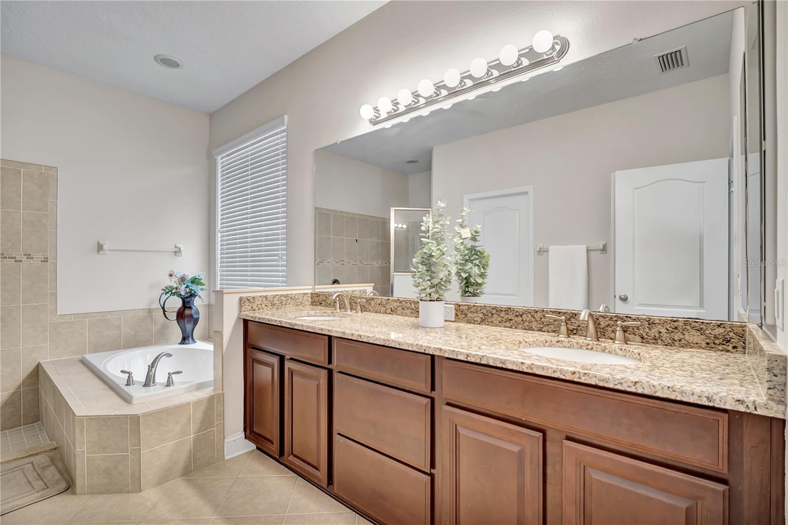 8013 HAMPTON GLEN DR, TAMPA, FL, 33647