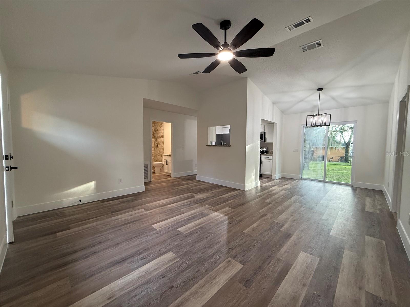 40233 PALM ST, LADY LAKE, FL, 32159