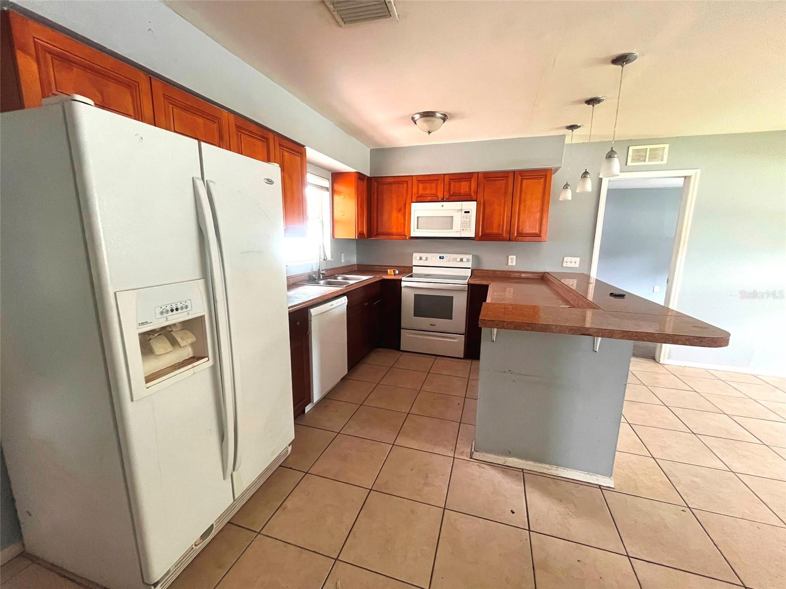 731 LAKESIDE DR, LARGO, FL, 33778