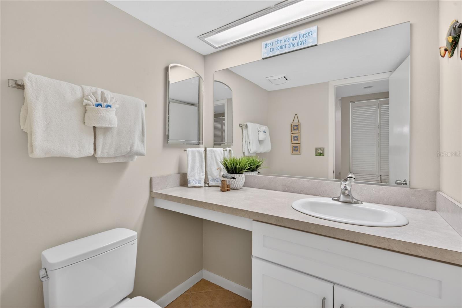 1128 W PEPPERTREE LN #111, SARASOTA, FL, 34242