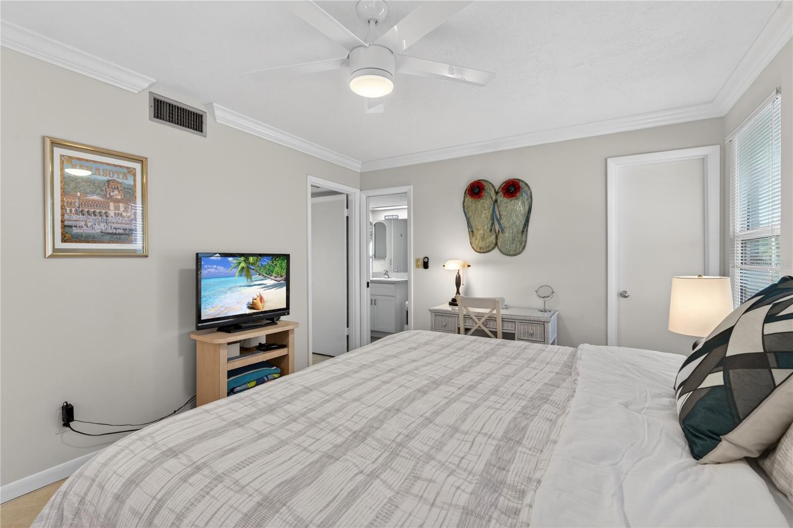 1128 W PEPPERTREE LN #111, SARASOTA, FL, 34242