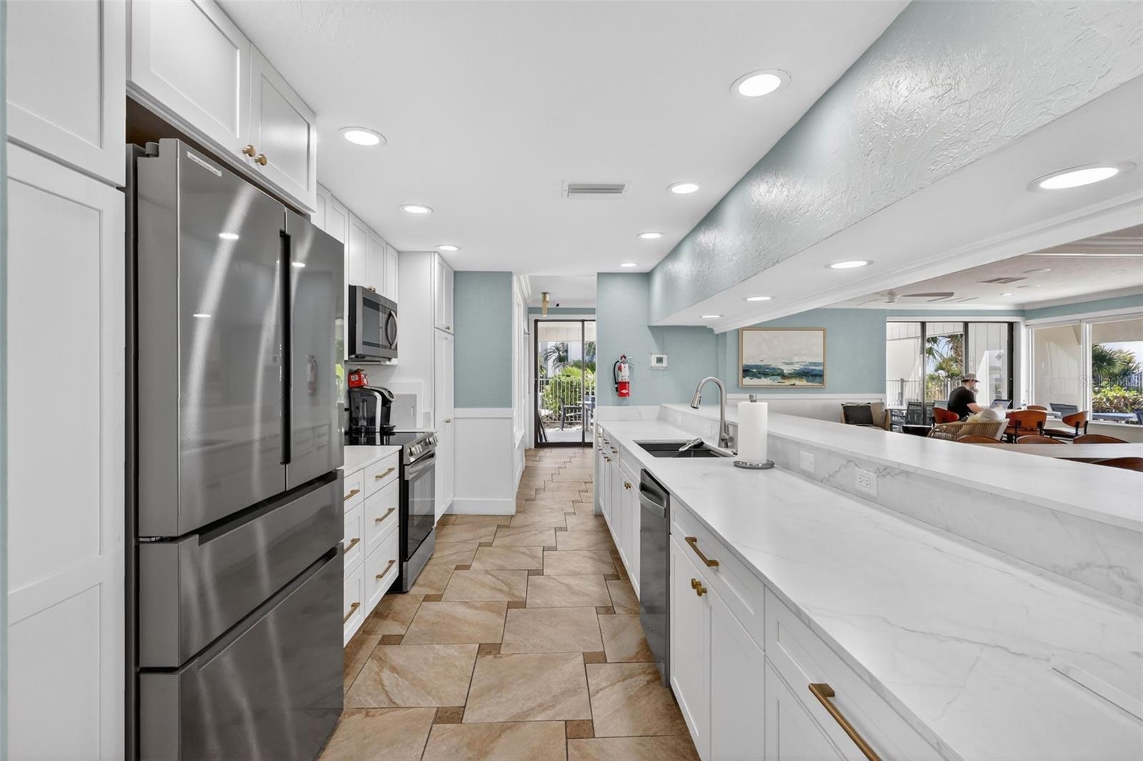 1128 W PEPPERTREE LN #111, SARASOTA, FL, 34242