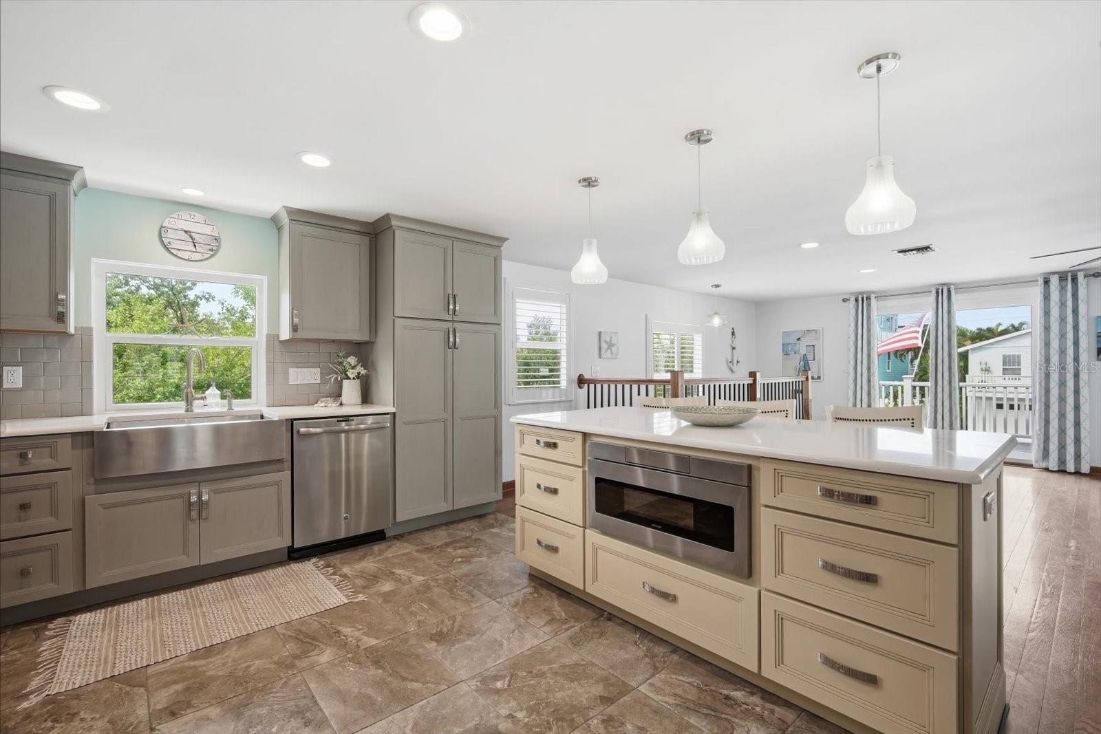 2811 AVENUE C, HOLMES BEACH, FL, 34217