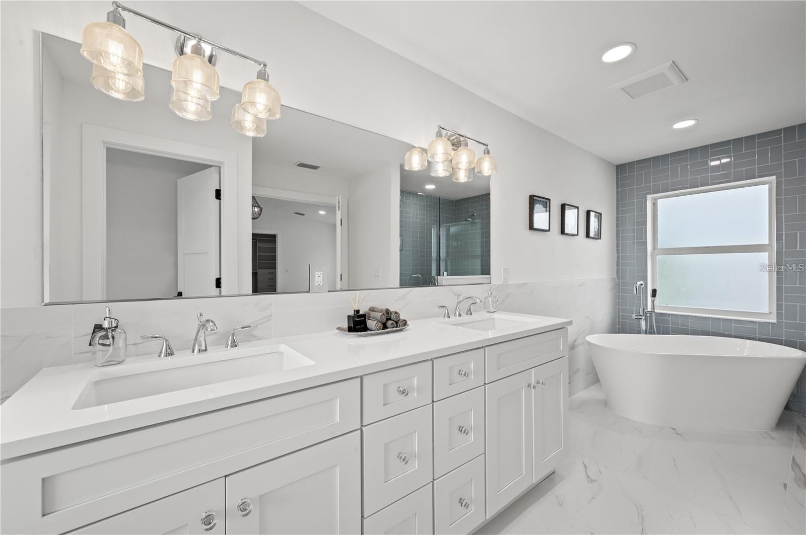 1647 SIESTA DR, SARASOTA, FL, 34239