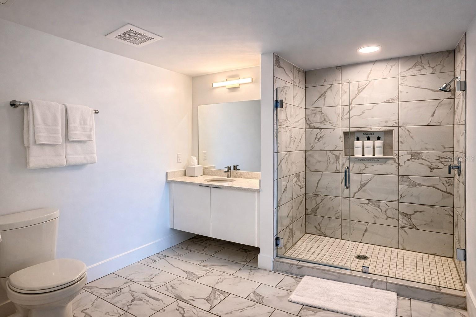 411 E SHORE DR #411, CLEARWATER BEACH, FL, 33767
