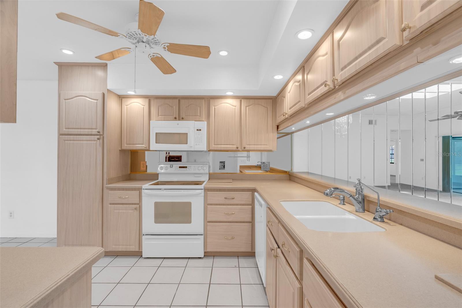 8237 BREEZE COVE LN, ORLANDO, FL, 32819